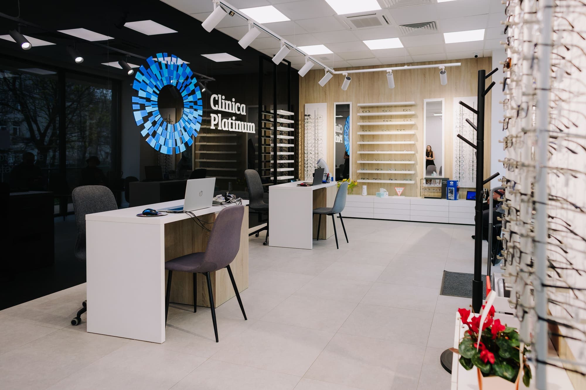 Showroom-ul Platinum Optic, cu peretele luminos cu logo și rafturile de rame retroiluminate