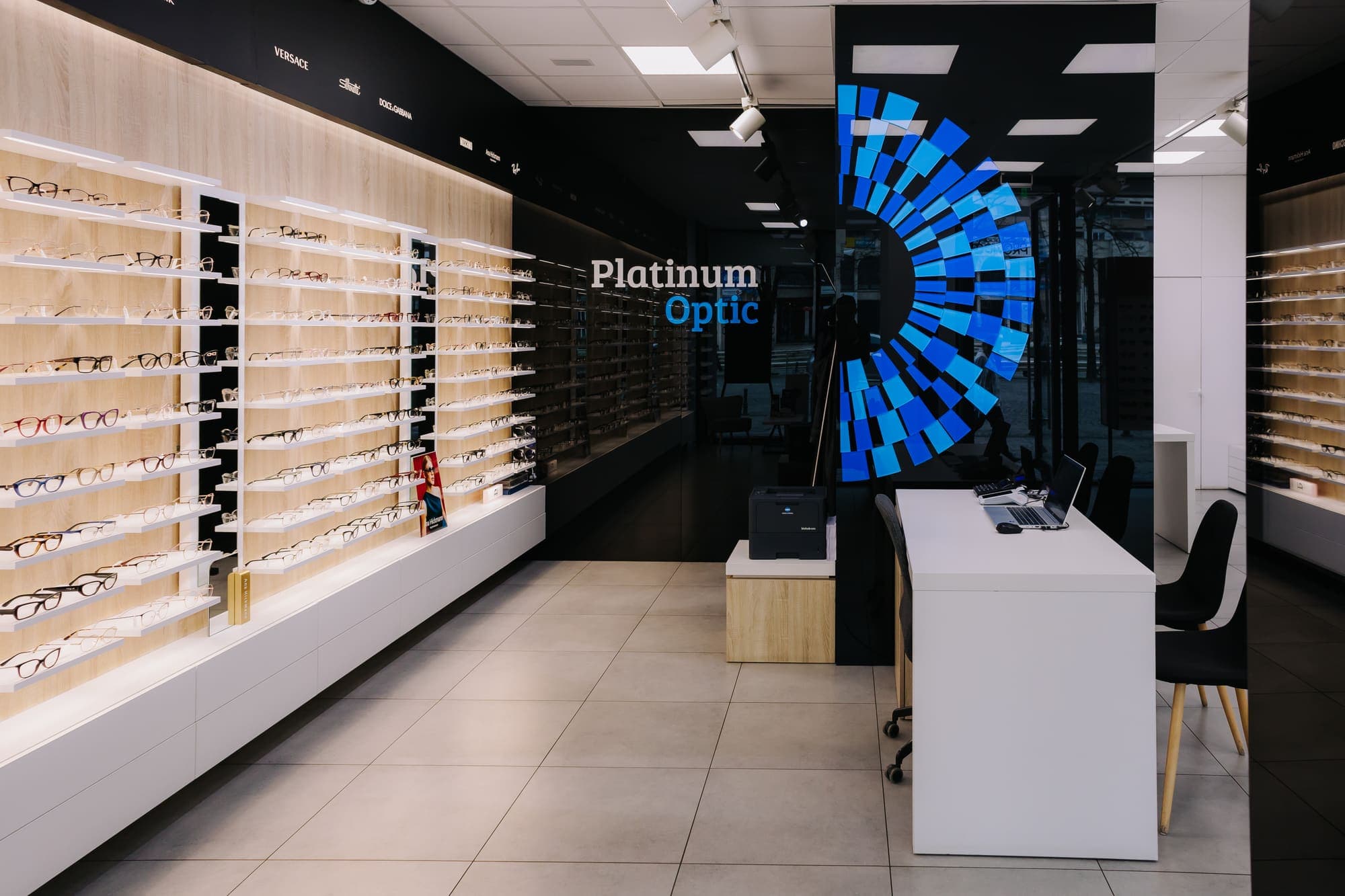 Interior și echipamente Platinum Optic, fotografia 1 din 4