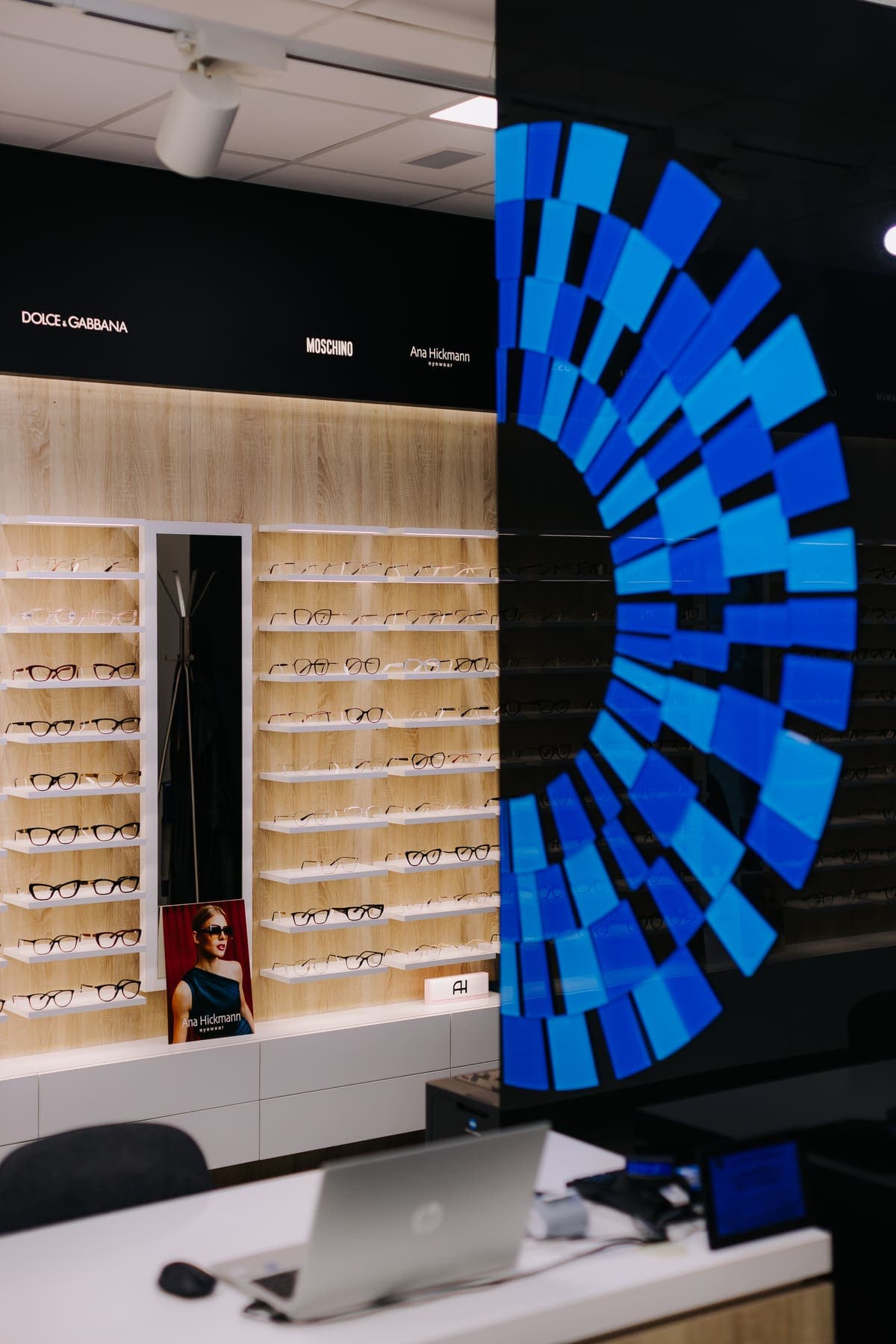 Rame de designer pe rafturi iluminate într-un showroom Platinum Optic