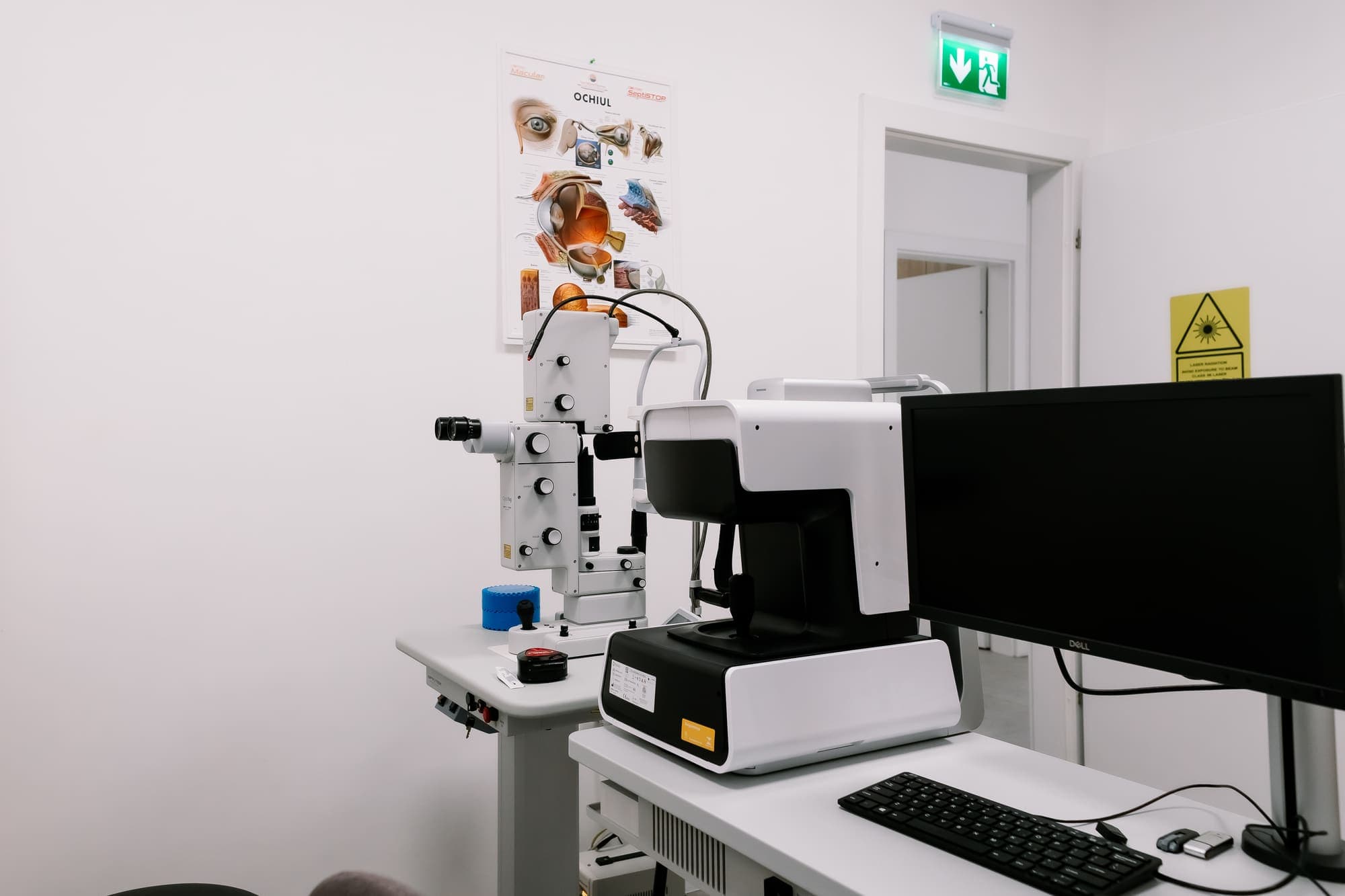 Aparat de diagnostic oftalmologic în clinica Platinum Optic din Iași