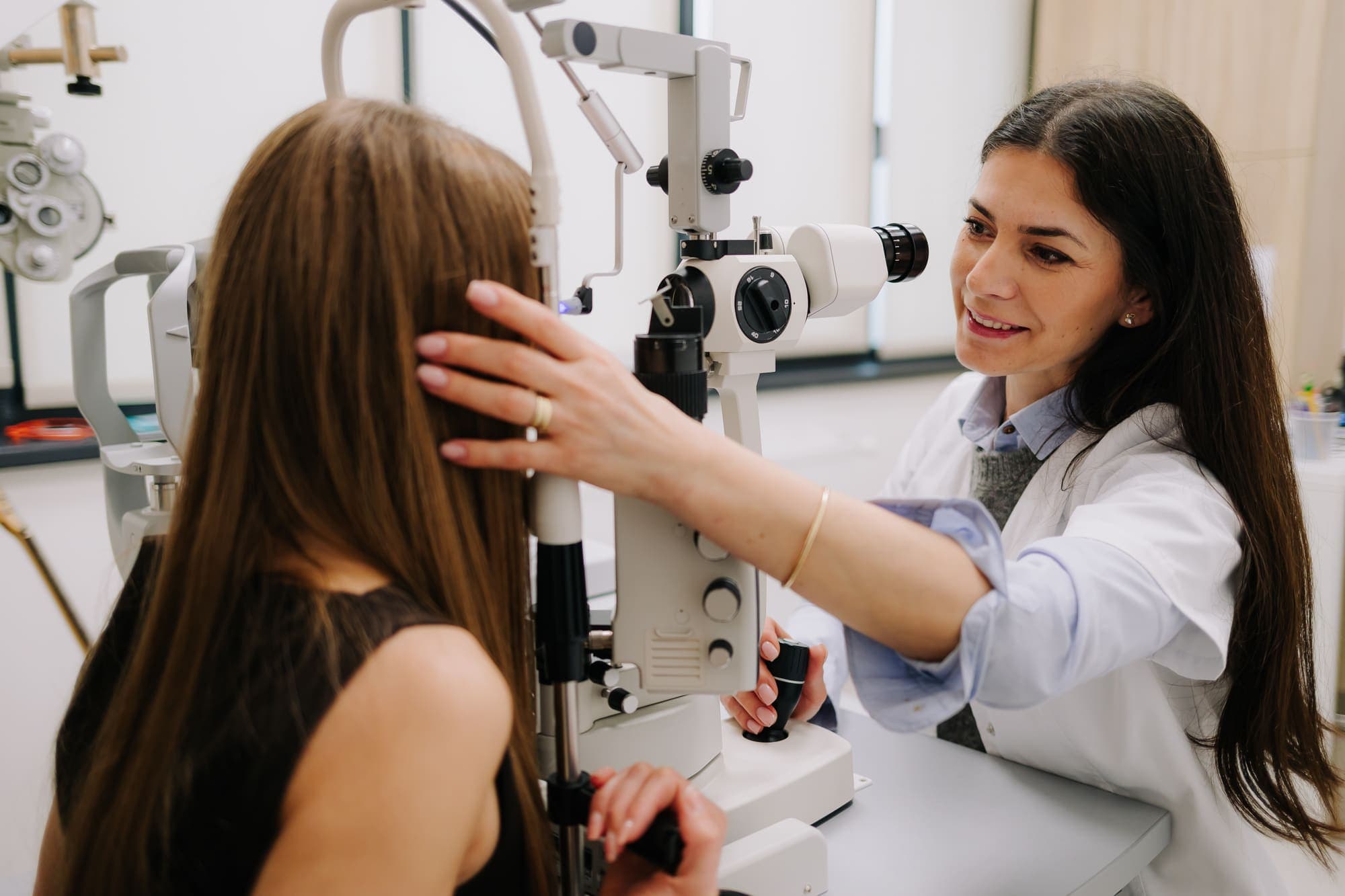 Medic oftalmolog Platinum Optic realizând o examinare la biomicroscop