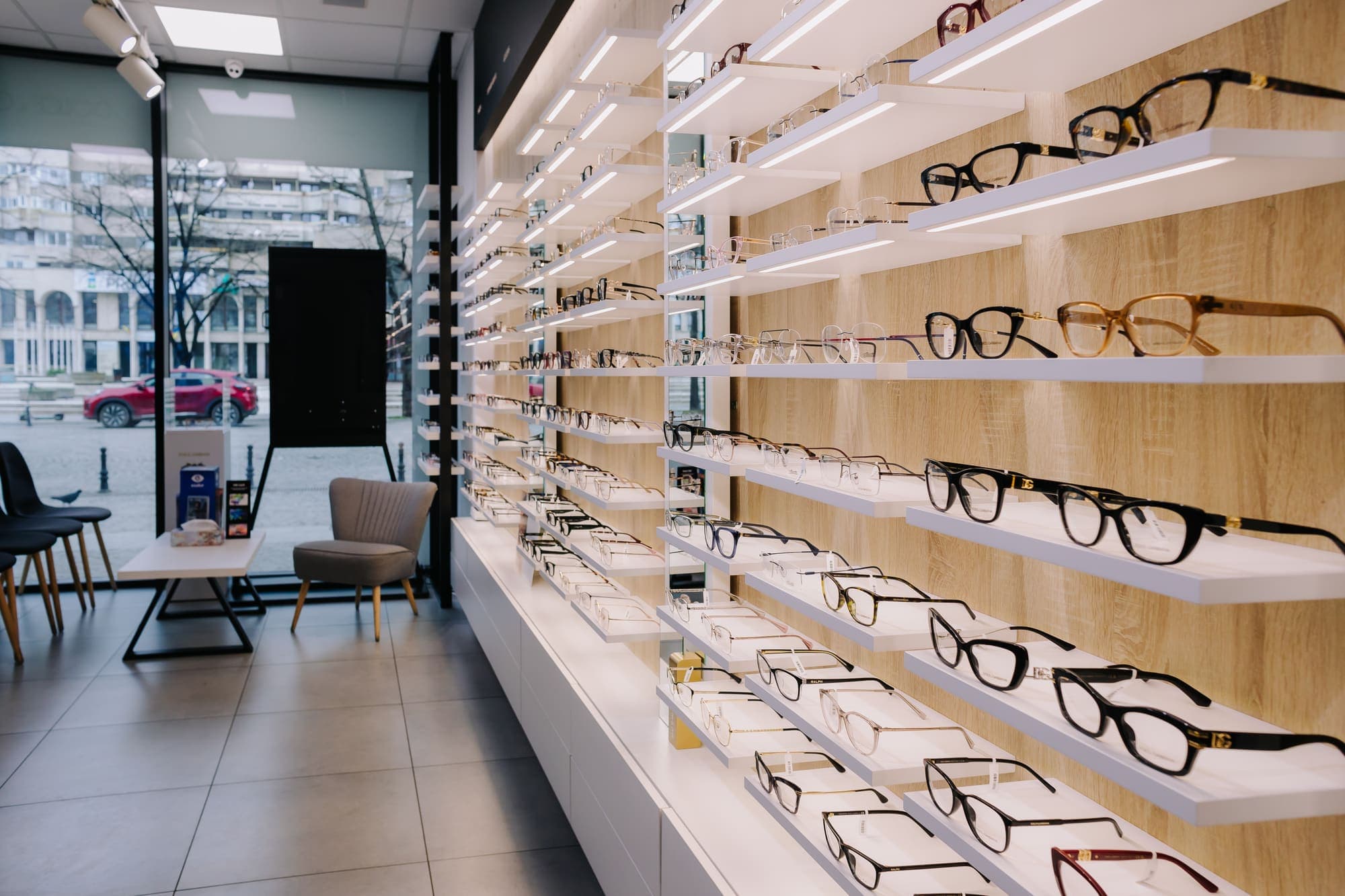 Priveliște dintr-un showroom Platinum Optic, pentru compararea vederii