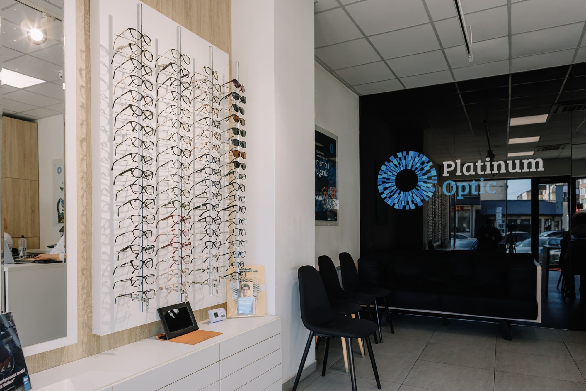 Interior și echipamente Platinum Optic, fotografia 1 din 4