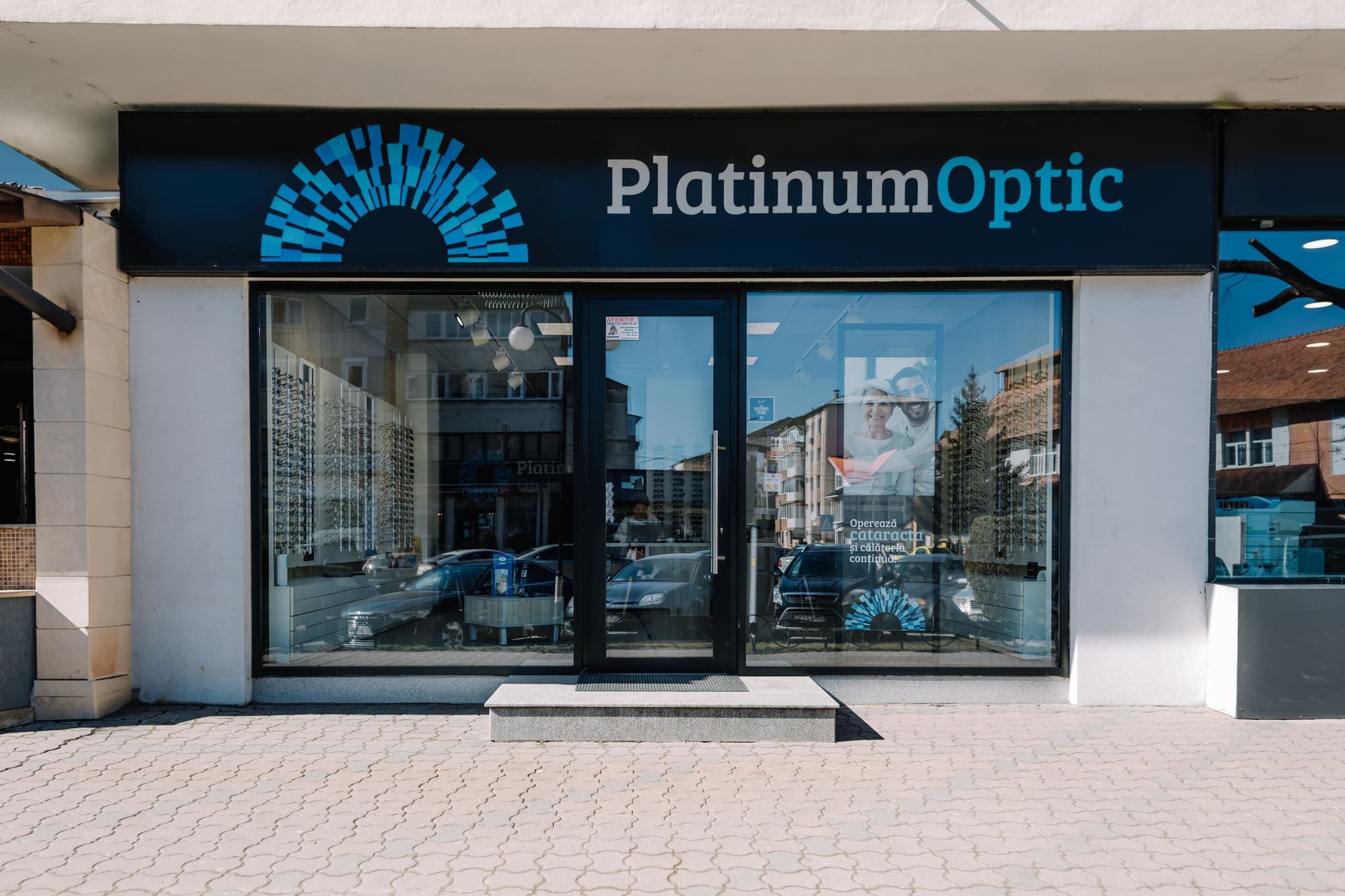 Fațada Platinum Optic din Târgu Neamț, cu logo-ul iris al brandului